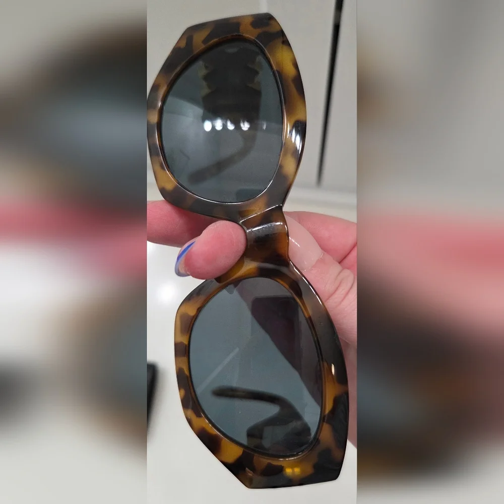 Vintage Gianni Versace Medusa Stud Cat Eye Sunglasses Tortoise w/ Case Italy